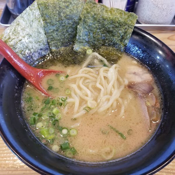 「限定しょうゆラーメン」@よかろう門 富士店の写真