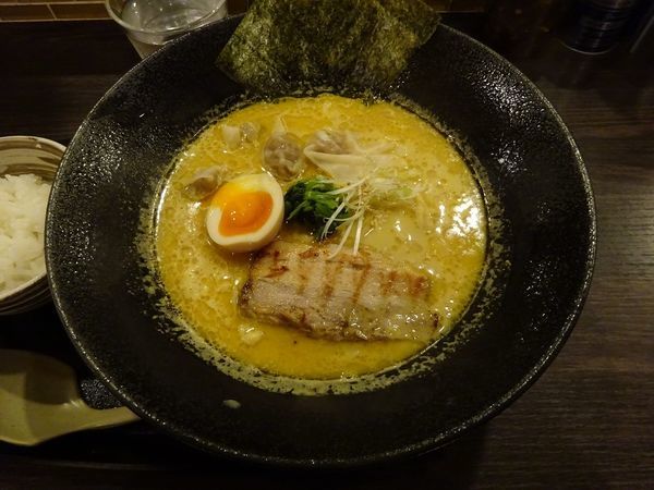 「カレーらぁ麺（ワンタン入り）」@なんだっ亭の写真