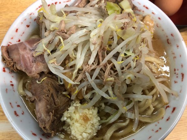 「小豚 タマネギ、卵トッピング」@ラーメン二郎 環七新新代田店の写真