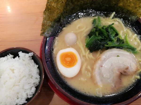 「ラーメン＋ライス(サービス)」@横浜家系ラーメン 大森家の写真