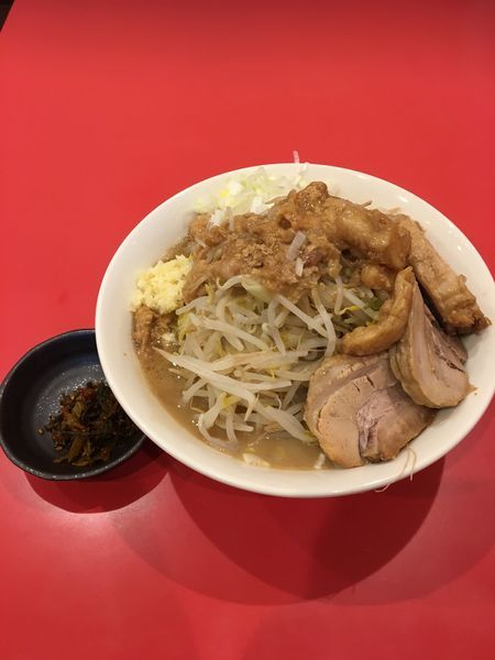 「ラーメン200g 豚＋2枚 生卵 野菜、ネギマシ、油マシマシ、ニ」@豚ゆうの写真