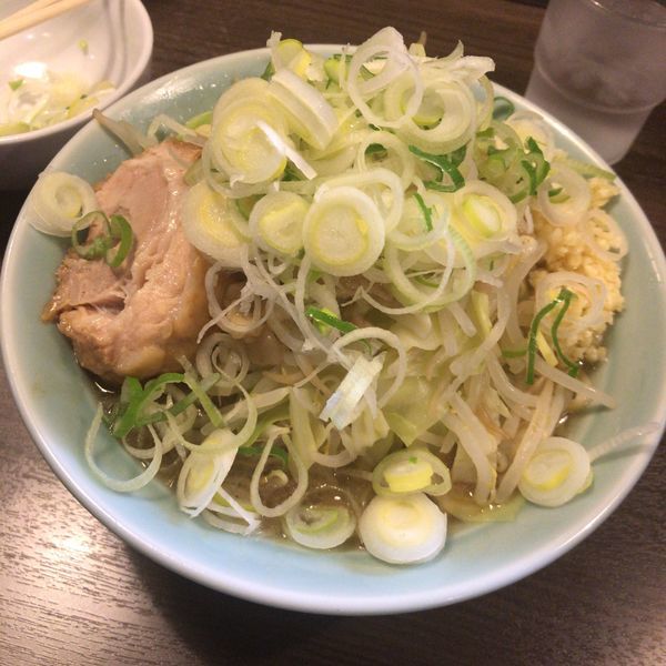 「ラーメン小（豚1枚）700円+ネギダブル100円」@かじろうramen7の写真