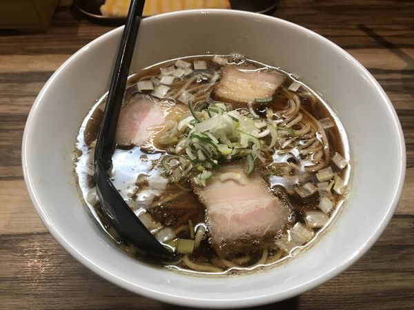 「鶏と鰹 醤油ソバ ＋ クーポン大盛り」@麺や ふくわらいの写真