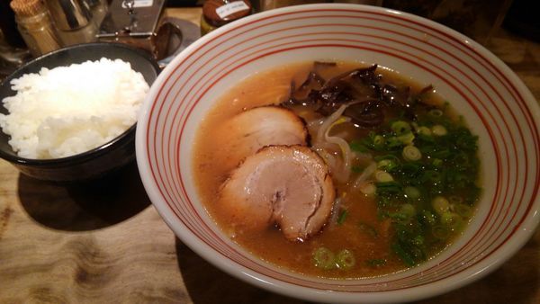 「源流博多ラーメンCセット(ライス)1,000円」@博多うま馬 東京駅店の写真