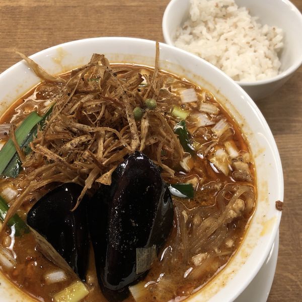 「麻婆麺（麻辣レベル２）＋白胡麻ごはん（小）」@箸とレンゲの写真