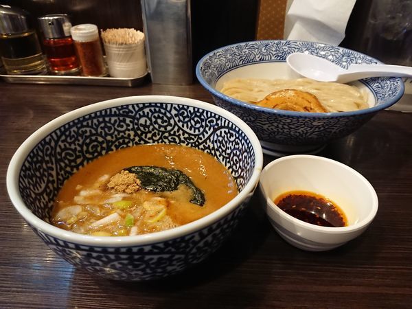 「特製濃厚魚介つけ麺＋エビの辛み」@豚骨一燈 立川の写真