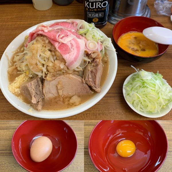 「ラーメン半分 大寒卵 豚増しMIX 野菜 にんにく」@ラーメンの店 どでん 北浦和店の写真