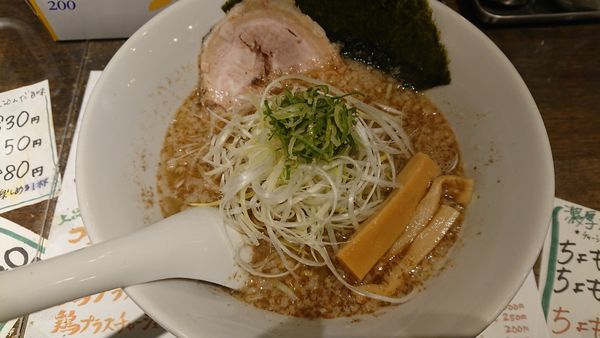 「魚介しょうゆラーメン 鯖 730円 (背脂あり)」@俺らラーメン ちょもらんまの写真