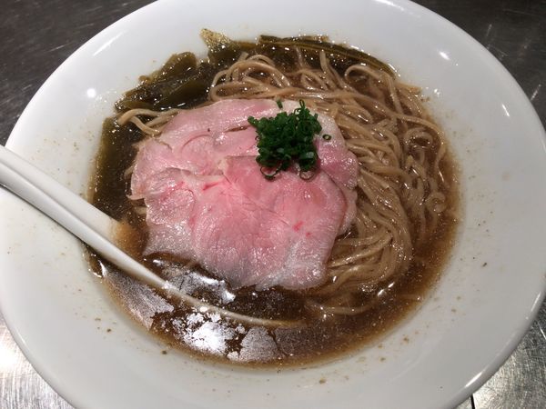 「羅臼昆布の醤油ら～めん(限定)＋さんじ玉」@さんじの写真