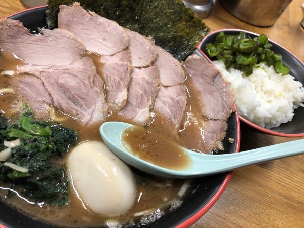 「チャーシューメン大+味玉」@麺家 紫極の写真