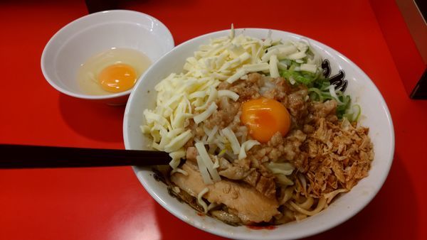 「まぜそばアブラネギ+チーズ+生卵」@豚ラーメン 板橋駅前店の写真