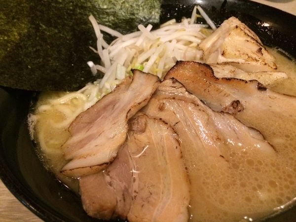 「ダブルチャーシュー麺￥890（中盛、ライス終日無料）」@品の一の写真