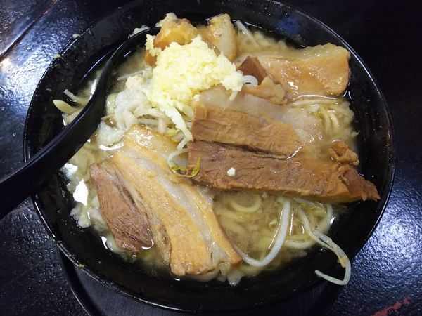 「ラーメン（並・醤油）ニンニクアブラ　700円」@自家製太麺 ドカ盛 マッチョ 三ノ宮店の写真