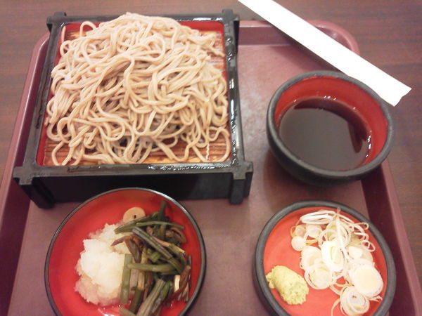 「冷し山菜おろしそば 800円」@東京シェフズキッチン そば処 羽田あずみ野の写真