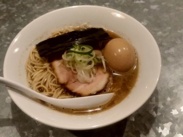 「味玉醤油らぁめん(並盛・130g)880円＋肉飯380円」@らぁめん家 有坂の写真