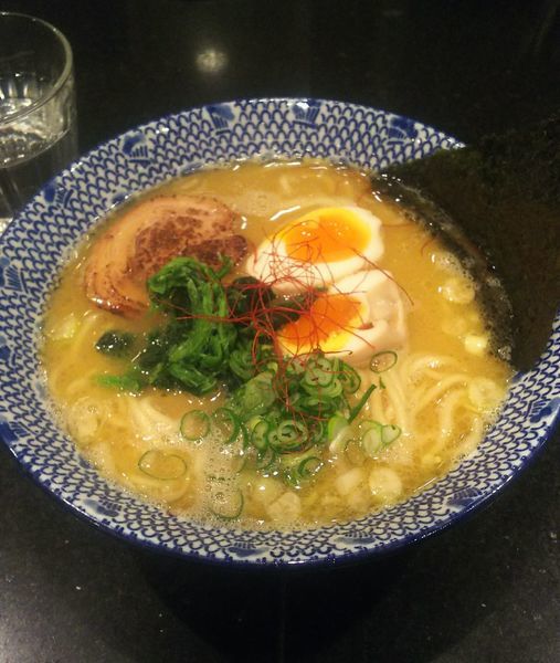 「地鶏ガラ醤油らーめん750円+煮玉子100円」@青山焼鳥倶楽部の写真