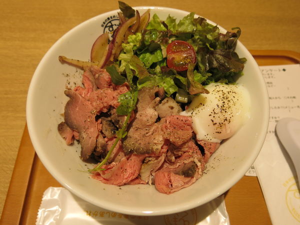 「プレミアム熟成ローストビーフ油そば肉ダブル：1300円」@むぎくらべの写真