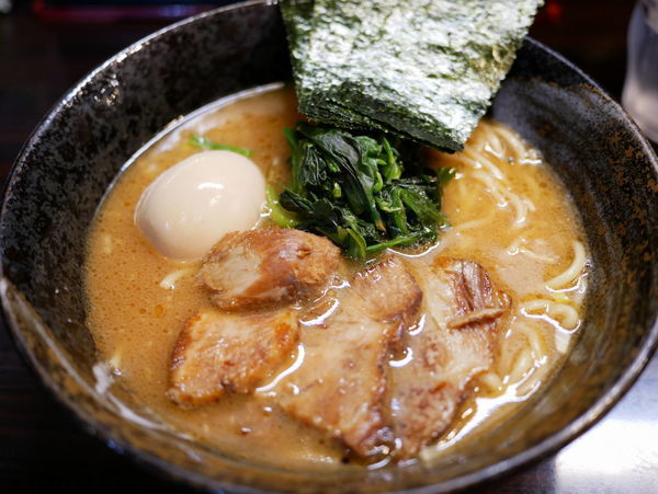 「豚骨醤油ラーメン サービス味玉」@麺屋 優創の写真