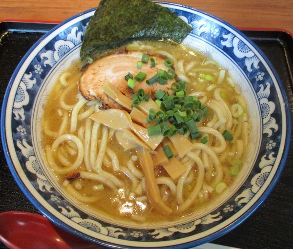 「塩らーめん（太麺）800円」@麺うら裏の写真