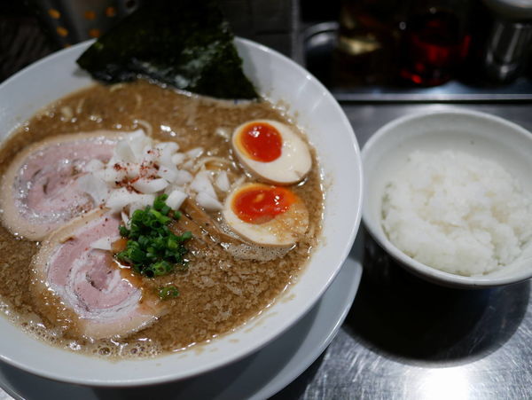 「背脂ジョニー＋小ライス＋サービス味玉」@麺屋 愛心 TOKYO 町屋店の写真