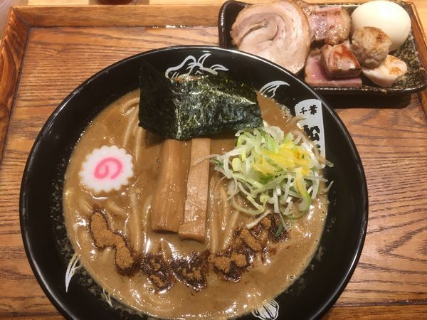 「中華そば(並)＋特選全部トッピング」@中華蕎麦 とみ田の写真