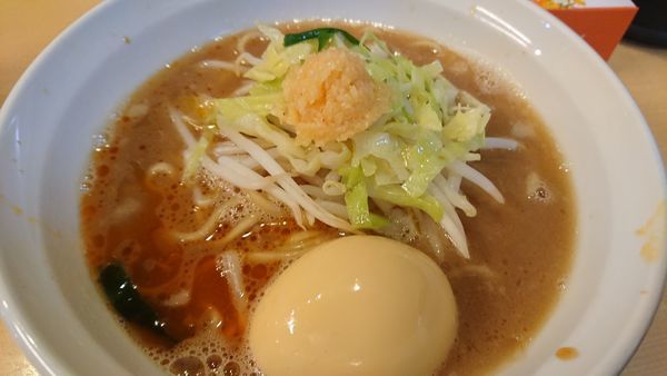 「ピリ辛ラーメン（味玉）」@旨辛ラーメン 表裏 市ヶ谷本店の写真