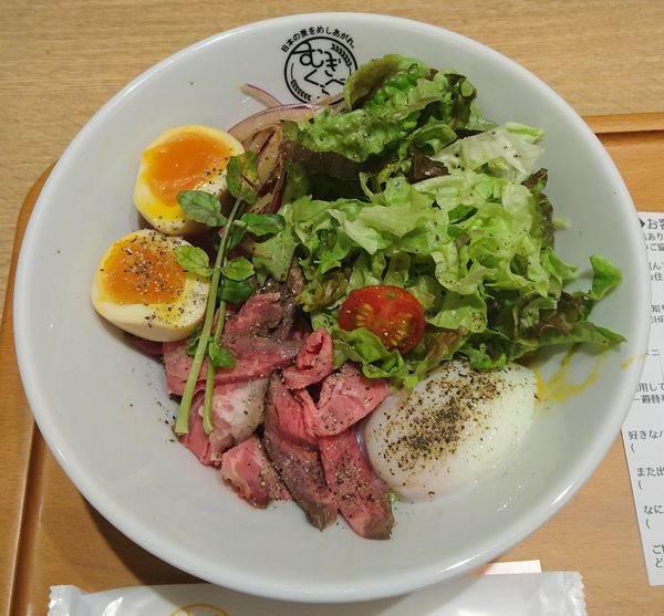 「プレミアム熟成ローストビーフ油そば+味玉」@むぎくらべの写真