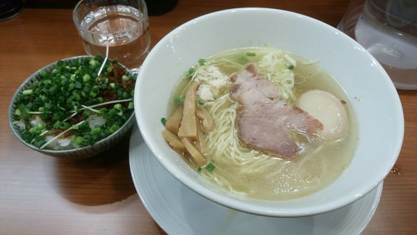 「淡麗鯛塩らーめん、味玉、ネギ飯」@鯛塩らーめん 狛龍の写真
