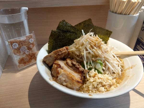 「ラーメン + 海苔 + ｶﾂｵﾌﾞｼ + その他」@麺屋 味方の写真