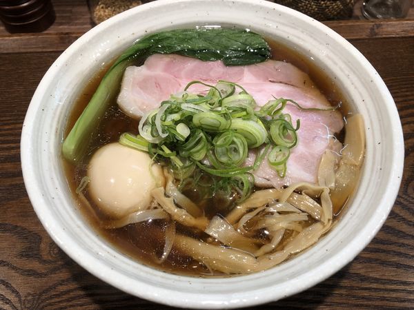 「燻製特製醤油(中加水たまご麺)」@燻製麺 燻の写真