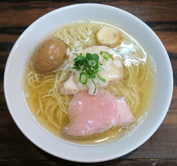 「【限定】白醤油中華そば+懐かしの固ゆで玉子」@中華そば 梟の写真