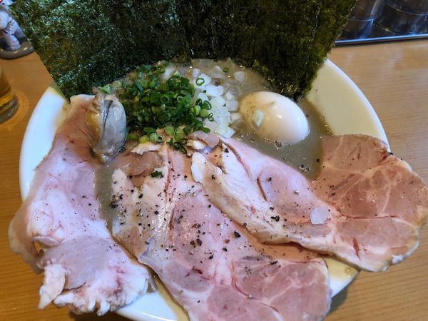 「濃厚牡蠣煮干し具沢山特製 1320円」@麺屋 まほろ芭の写真