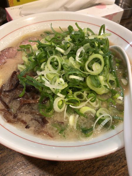 「東京とんこつラーメン ネギ乗せ」@九州とんこつラーメン メロディー 大宮店の写真