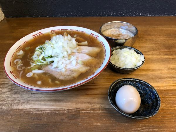 「醤油（大・固め）玉葱、味玉、背脂」@喜多方食堂 浅草本店の写真