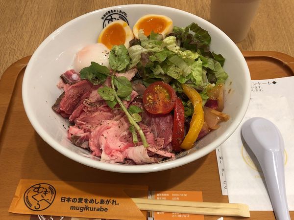 「熟成ローストビーフ油そば1100円」@むぎくらべの写真