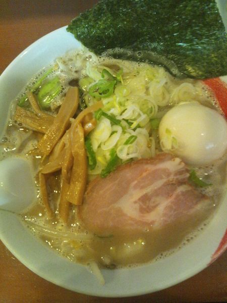 「特製豚骨（全部のせ）」@ラーメン21番の写真