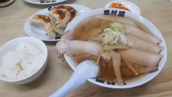 「チャーシュー麺　餃子５個」@田村屋の写真