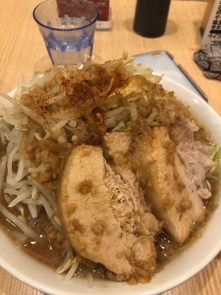 「ブタメン並ヤサイアブラ増し780円 豚90円 生卵50円 玉ねぎ」@ラーメンブタヒロの写真