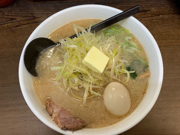 「味玉塩ネギバター900円、餃子350円」@らーめん さつまっ子の写真