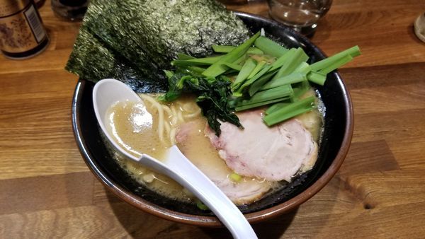 「豚骨醤油らあめん　並　生ニラトッピング」@豚骨らあめん専門店 とんこつ家ZUNの写真
