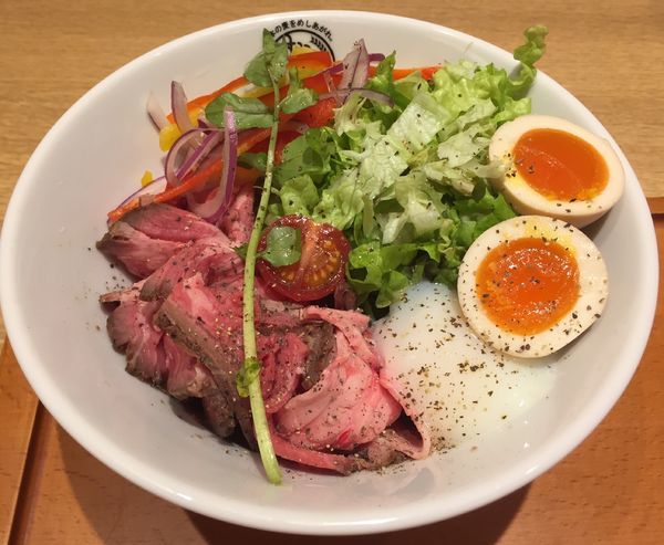 「【ハンディクラフトワークス 】熟成ローストビーフ油そば＋味玉」@むぎくらべの写真