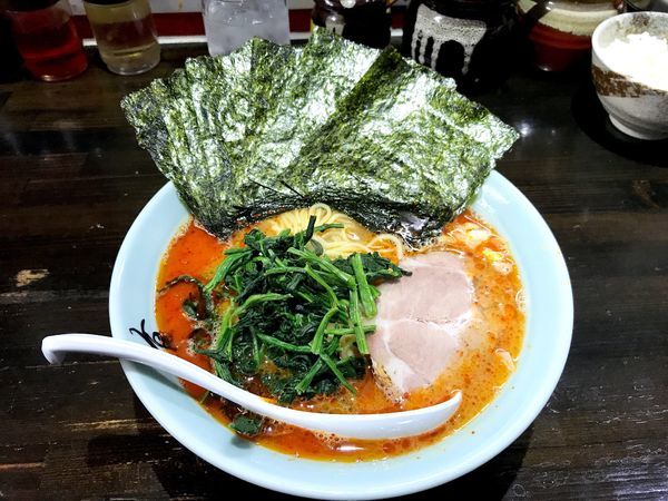 「赤ラーメン細麺指定にわさび海苔トッピング」@らーめん 道の写真