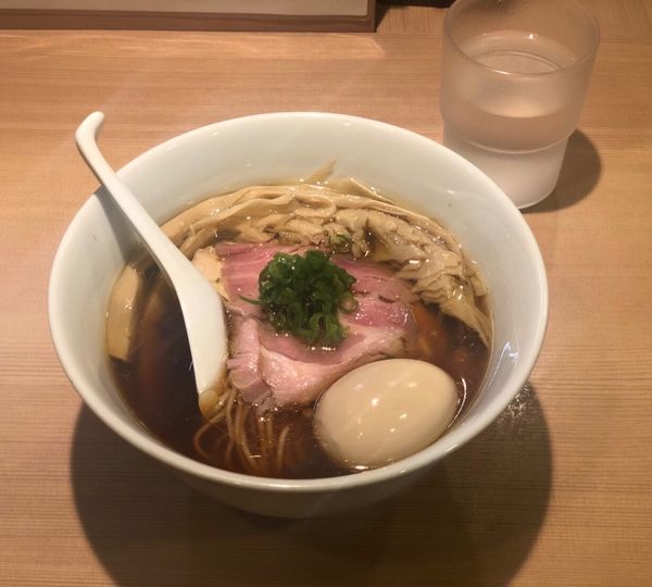 「味玉醤油らぁ麺」@らぁ麺 はやし田 新宿本店の写真