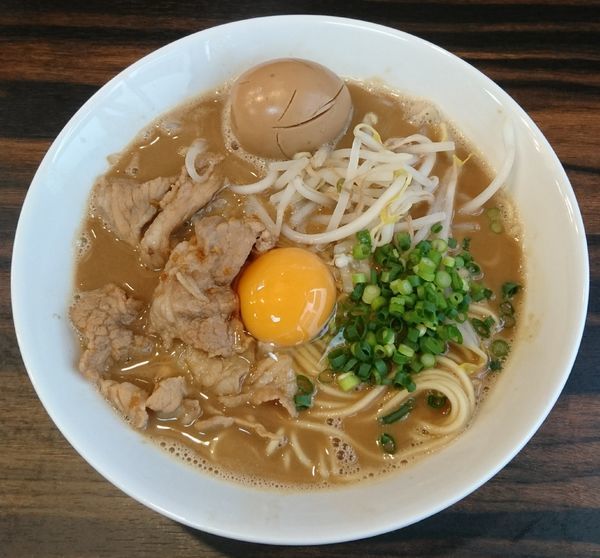 「【限定】徳島中華そば(生卵入り)+固ゆで卵」@中華そば 梟の写真