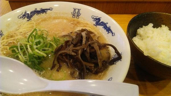 「ラーメン 650円＋きくらげ 100円＋めし（小） 150円」@博多ラーメンセンターの写真