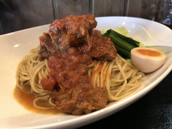 「鹿バラ岩石トマト煮〜スパイス和え麺﻿〜」@麺創 なな家の写真