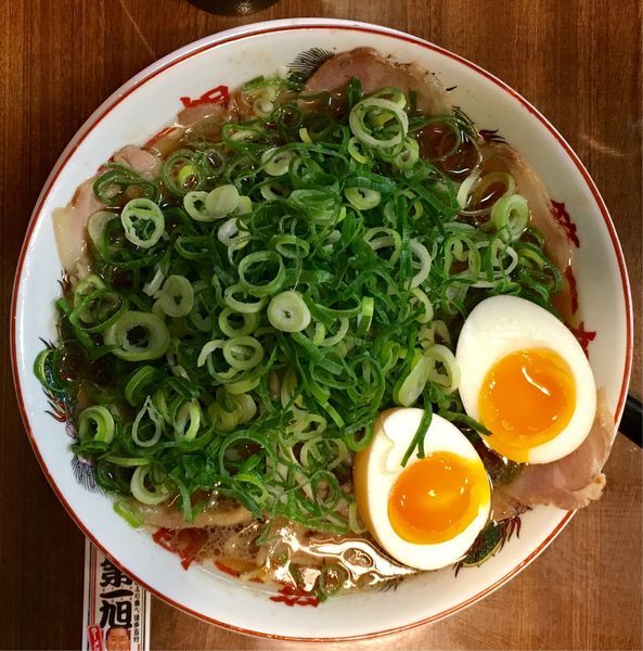 「チャーシュー麺＋九条ネギ増し＋煮玉子」@本家 第一旭 新宿店の写真