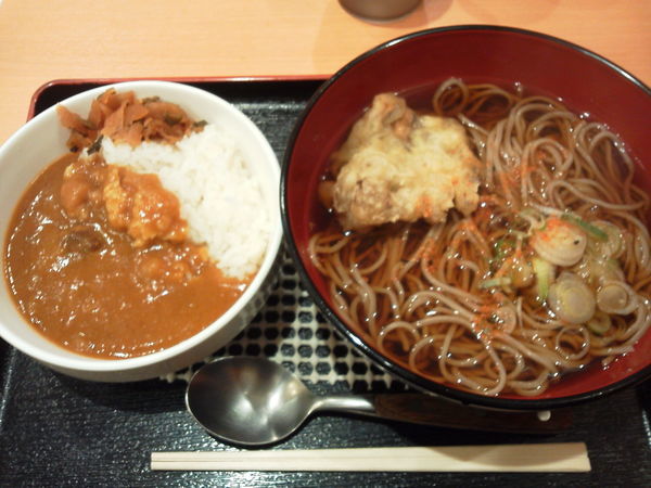 「新宿ミニカレーセット600+舞茸天100=700円」@越後そば 小平店の写真