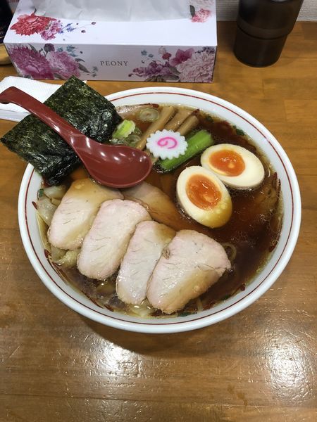 「焼豚ワンタン麺味玉入り」@とら食堂 松戸分店の写真