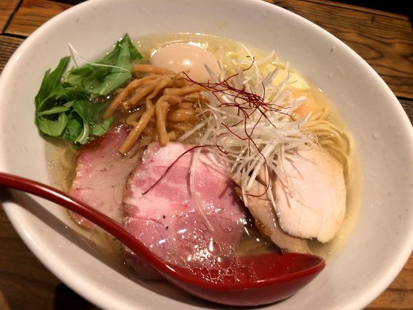 「香彩鶏だし特製塩らーめん」@麺屋 翔 西新宿本店の写真